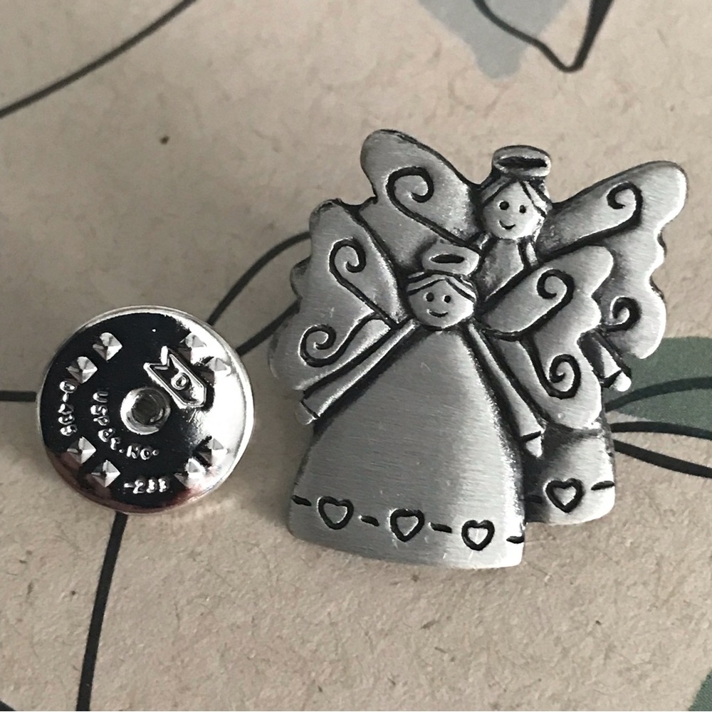 ✨Sold✨4/$20 Vintage Chelsea Pewter Angel Push Back Pin Silver In Colour - Picture 6 of 7